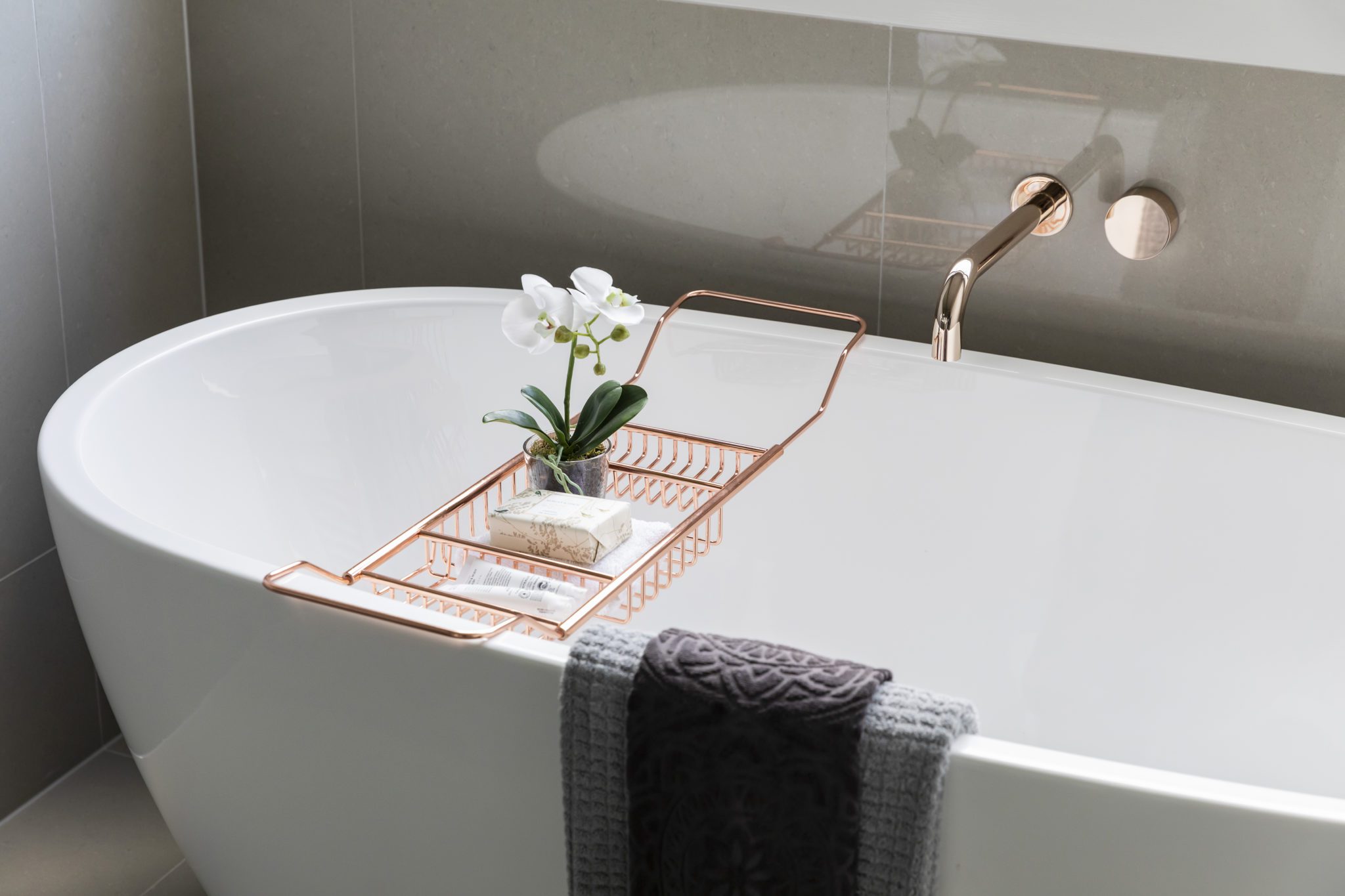 Wie Viel Liter Gehen In Eine Badewanne Fassungsvermögen einer Badewanne - Wie viel Liter passen rein