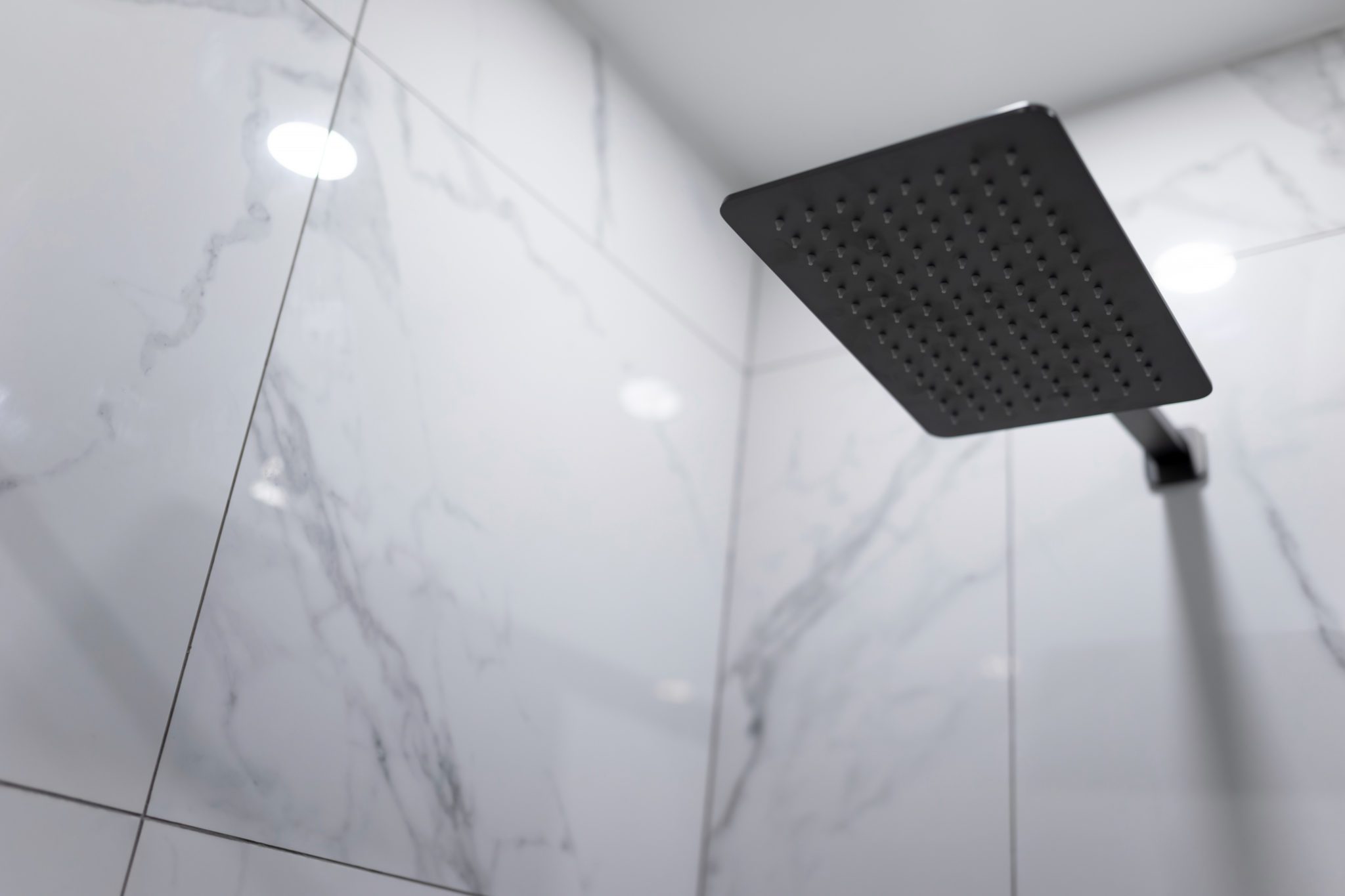 Den Wasserdruck in der Dusche erhöhen Diese Maßnahmen helfen Badefroh.de