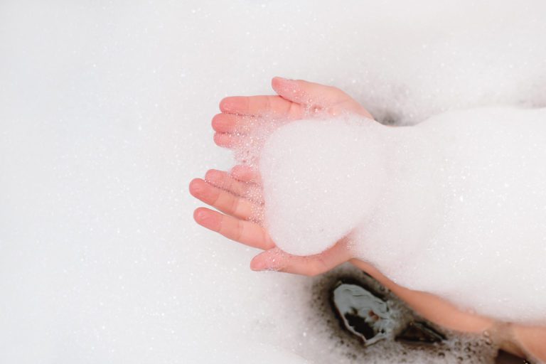 Ab wann ist es sicher, Babys zu baden? – Das erste Bad genießen