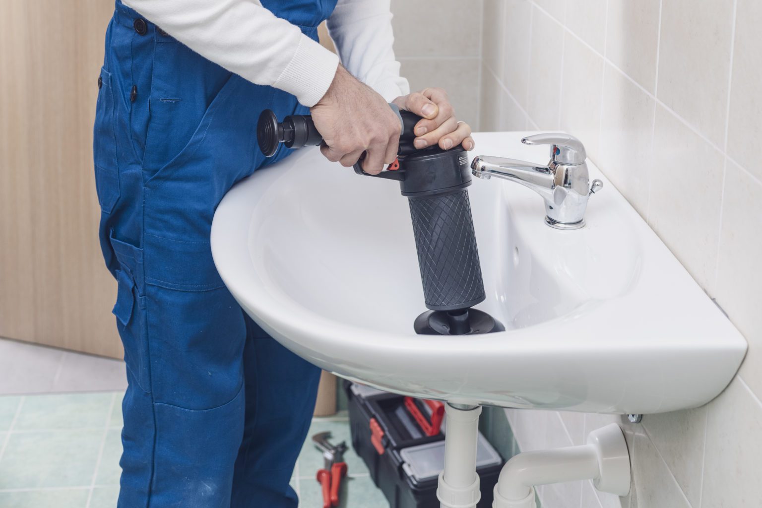 Wasserhahn aufdrehen In welche Richtung ist es richtig? Badefroh.de