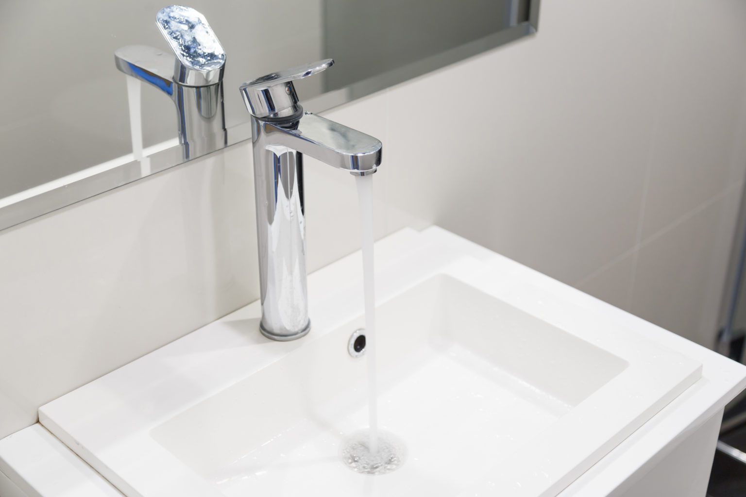 Wasserhahn aufdrehen In welche Richtung ist es richtig? Badefroh.de