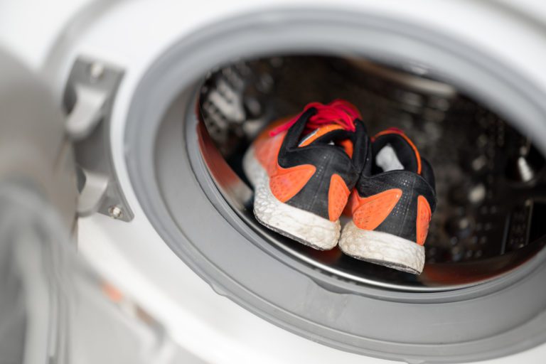 Sneaker in der Waschmaschine – So gelingt die Reinigung