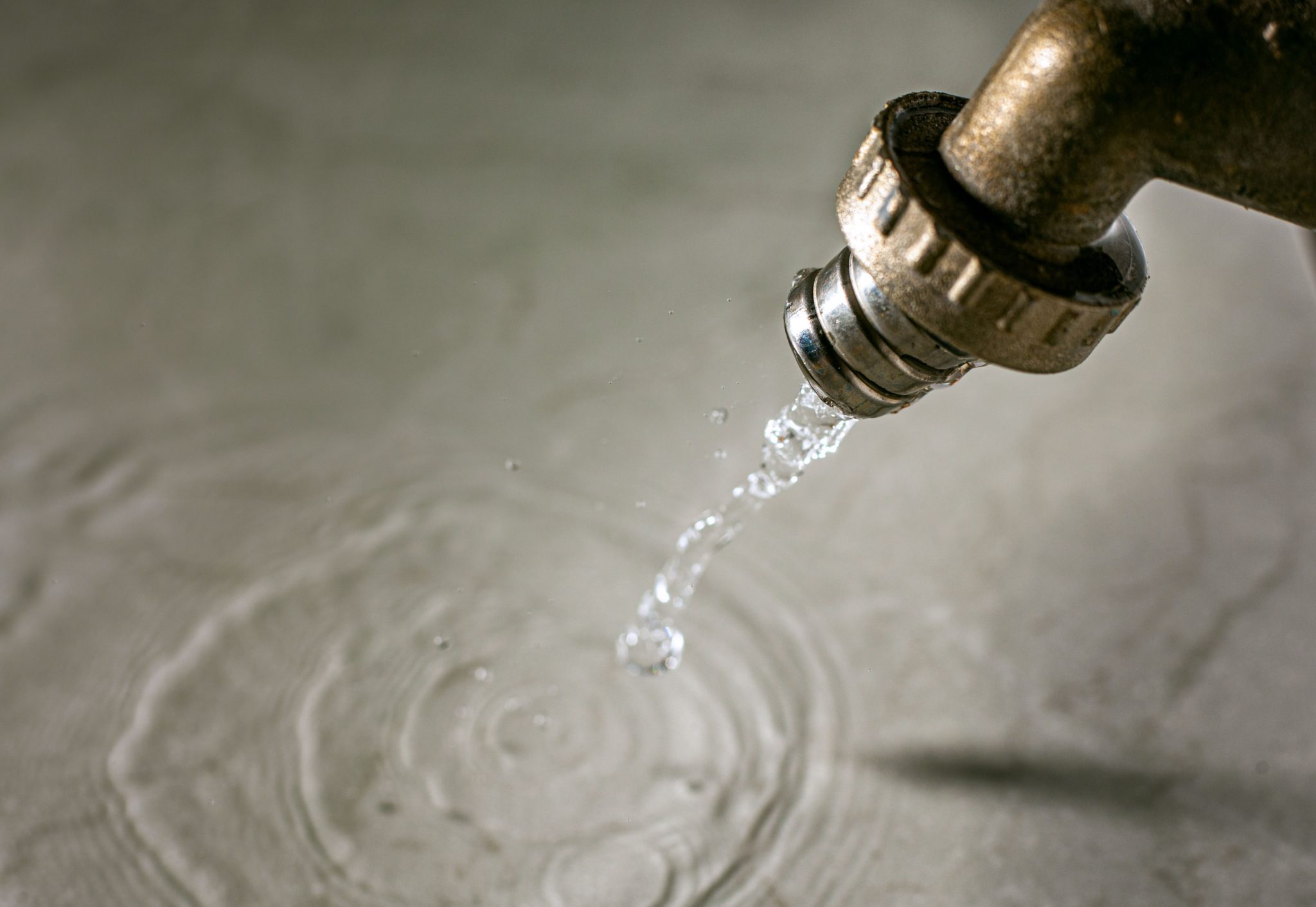 Wasserhahn aufdrehen In welche Richtung ist es richtig? Badefroh.de
