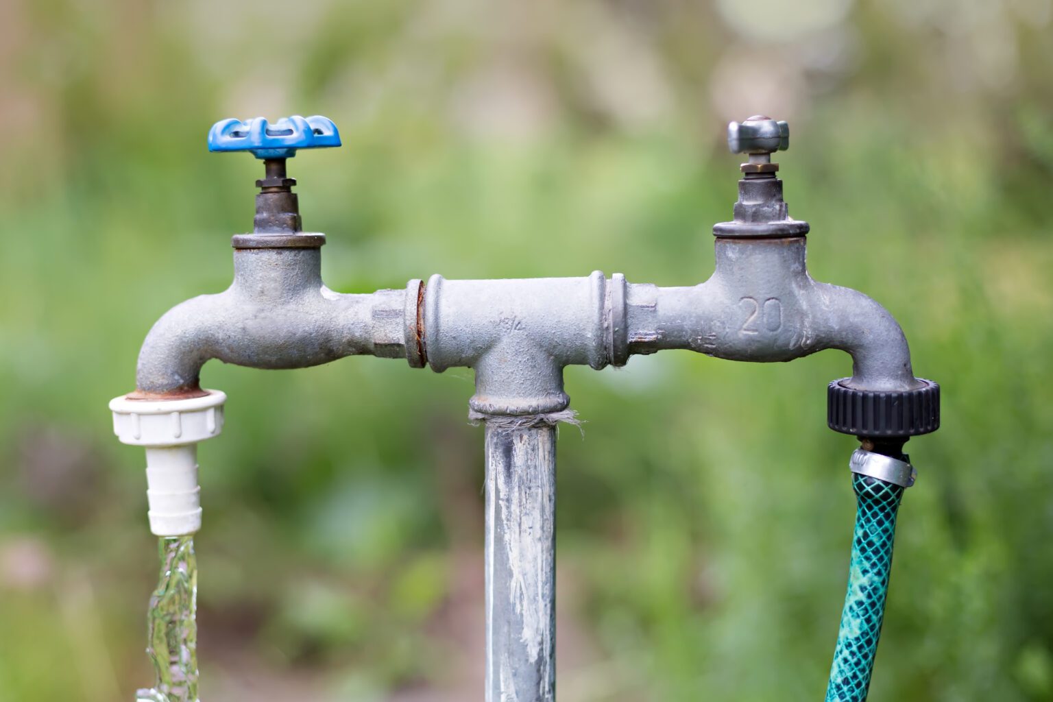 Wasserhahn aufdrehen In welche Richtung ist es richtig? Badefroh.de